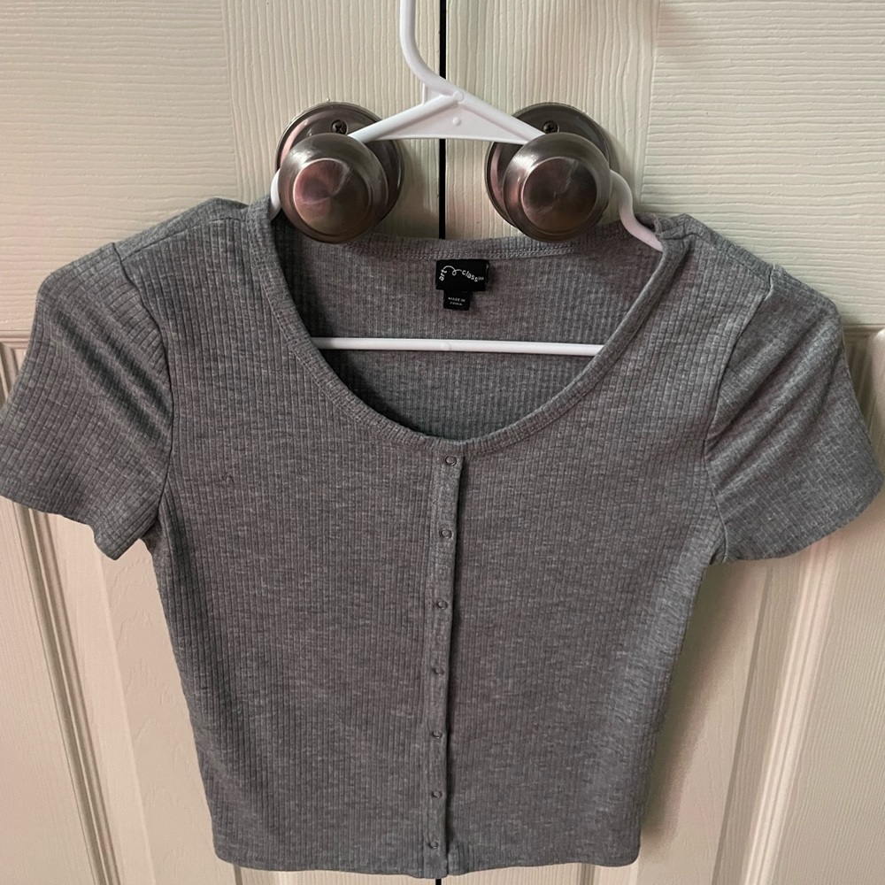 Mid crop grey top!